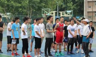 篮球比赛的详细时间规则是怎样的 一场篮球比赛多长时间分几节一些规则是什么啊